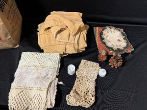lot 101 image: Vintage Table Clothes, Doilies, Place Mats