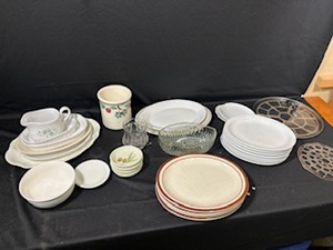 lot 138 image: Kitchenware Potpourri