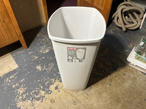 lot 192 image: Sterlite 54 Quart Trash Can