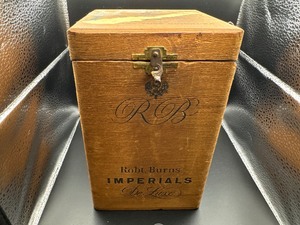 lot 198 image: Robt Burns Imperial De Luxe Vintage Tobacco Box