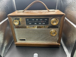 lot 200 image: Vintage Arvin Transiter Radio, Top Grain Cowhide