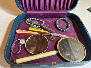 lot 207 image: Antique Vanity Case and Contents