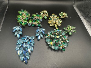 lot 225 image: Vintage Green, Blue and Gold Tone Brooches and Earrings