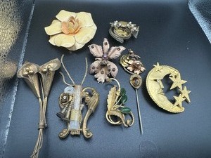 lot 228 image: Vintage Brooches and Hat Pin