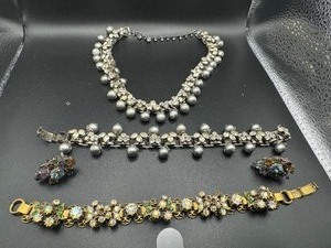 lot 229 image: Vintage Necklace and Matching Bracelet with additional Vintage Pieces