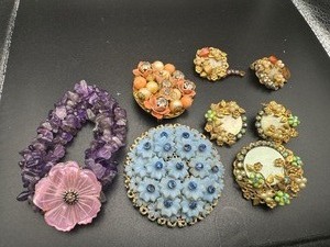 lot 231 image: Beautiful Vintage Brooches and Earrings