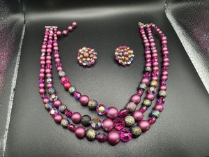 lot 233 image: Vintage Pink Tones Necklace and Earrings