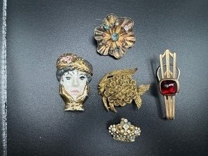 lot 234 image: Five Vintage Brooches