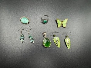 lot 237 image: Jewelry Green Tones - Earrings, Ring, Pendant and Brooches