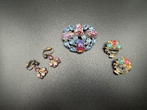 lot 238 image: Beautiful Vintage Brooch, Jelly Belly Flower Basket Pins and Earrings