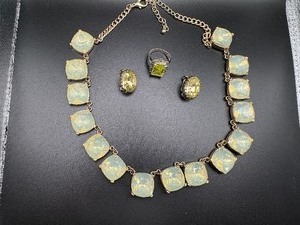 lot 240 image: Gold Tone Vintage Jewelry - Necklace, Earrings and Ring