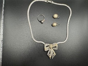 lot 242 image: Beautiful Vintage Jewelry - Necklace, Earrings and Ring