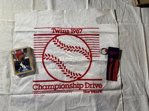 lot 47 image: Twins 1987 Homer Hanky, Key Chain and Set of 1987 Team Cards (Qty 27)