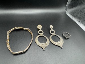 lot 248 image: Vintage Jewelry Dangle Earrings, Bracelet and Ring