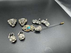 lot 250 image: Vintage Rhinestone Earrings and Pins