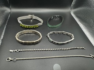 lot 251 image: Six Bracelets