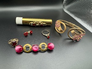 lot 252 image: Vintage Gold Tone Toothbrush Holder and Vintage Jewelry
