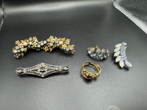 lot 256 image: Vintage Brooches