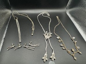 lot 262 image: Beautiful Vintage Necklaces and Earrings