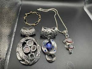 lot 264 image: Vintage Jewelry Pieces