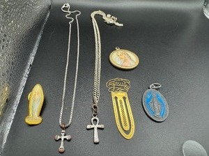 lot 265 image: Vintage Cross Necklaces and other Religious Pieces