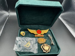 lot 275 image: Vintage Collectible Label Pins and more