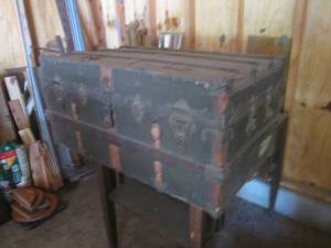 lot 34 image: (G) Vintage Trunk - 35 12 x 22 1...