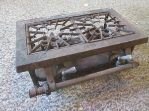lot 29 image: (DLR) Vintage 2-Burner Gas Stove...