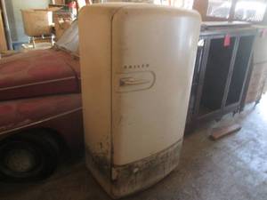 lot 36 image: (G) Vintage Philco Refrigerator - 5...