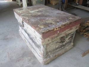 lot 40 image: (G) Vintage Wood Tool Chest with Co...