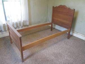 lot 62 image: (DLR Vintage Wood Twin Size Bed Fr...