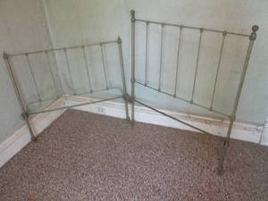 lot 63 image: (DLR) Vintage Metal Twin Size Head...