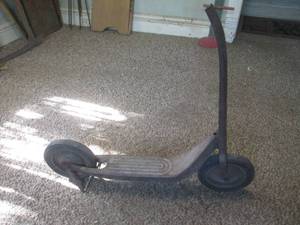 lot 78 image: (DLR) Vintage Metal Scooter with B...