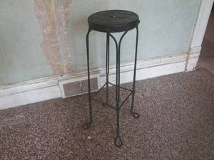 lot 83 image: (DLR) Vintage Metal Frame StoolSt...
