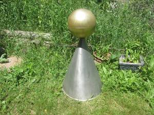 lot 90 image: (OUT) Large Metal YardGarden Decor...