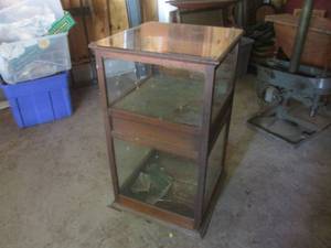 lot 101 image: (G) Vintage Wood 2-Tier Display Cas...