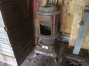 lot 112 image: (G) Vintage Cast Iron Stove as Show...
