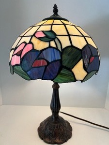 lot 9 image: Tiffany Stained Glass Style Hummingbird Table Lamp
