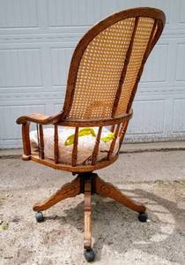 lot 42 image: Vintage Rolling Caned Chair