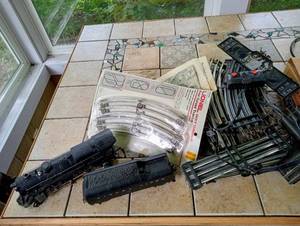 lot 47 image: Vintage LIONEL TRAINS Toy Locomotive Set with Accessories and Documentation