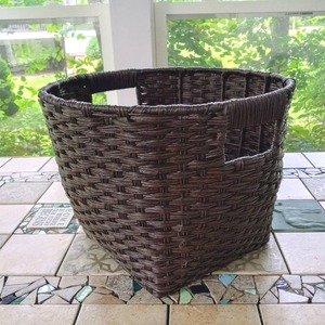 lot 48 image: Large Outdoor Basket