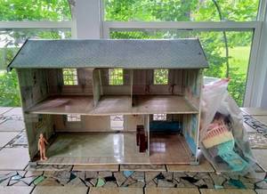 lot 46 image: Vintage ROSEWOOD MANOR Tin Litho Dollhouse