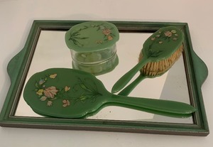 lot 62 image: VINTAGE Dresser Vanity Set
