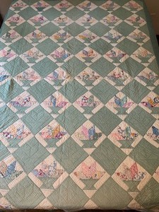 lot 83 image: ANTIQUE Hand Stitched Quilt
