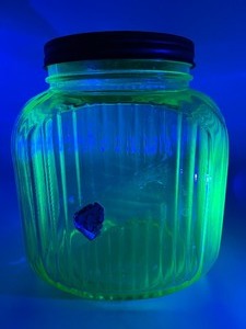 lot 7 image: Vintage Ribbed URANIUM Glass Cookie Jar Canister