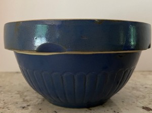 lot 94 image: Vintage RED WING POTTERY Mixing Bowl and 4 USA Bowls