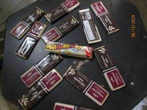 11 2.15 oz cumberland farmhouse premium chocolate bars best by date of 1224 and 1 whatchamacallit nov 2025