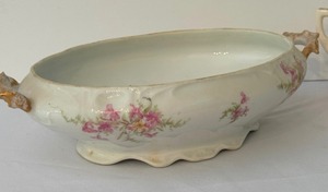 lot 31 image: Vintage Limoges and Homer Laughlin China Serving Pieces