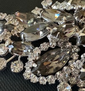 lot 82 image: Vintage Weiss Brooch and Earrings Set