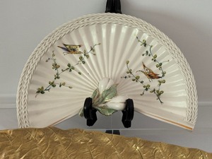lot 67 image: Vintage Mid Century 1957 Virginia Metal Crafters Gold Colored Leaf Tray & Fan Shaped Italian Plate